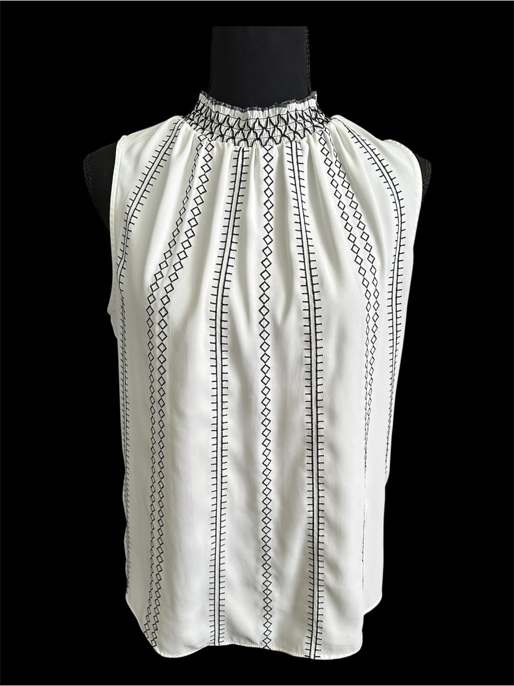 WHBM geometric pattern sleeveless white blouse women's size 6 small